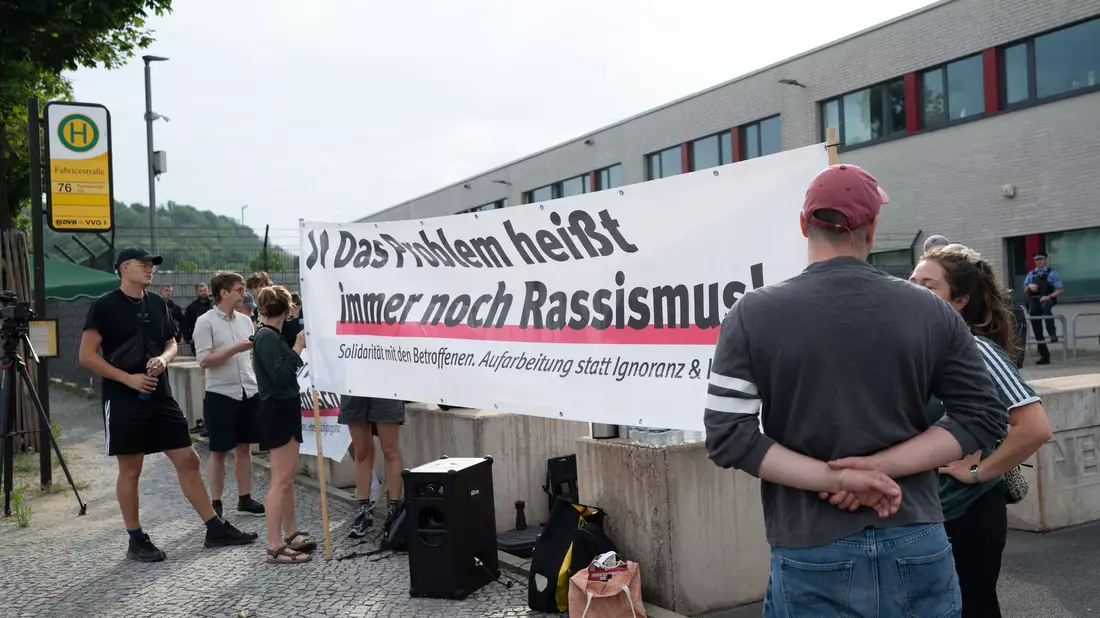 Vor der Urteilsverkündung gegen Susann E. demonstrierten etwa zwei Dutzend Menschen gegen Rechtsextremismus.  - Bild: Sebastian Kahnert/dpa
