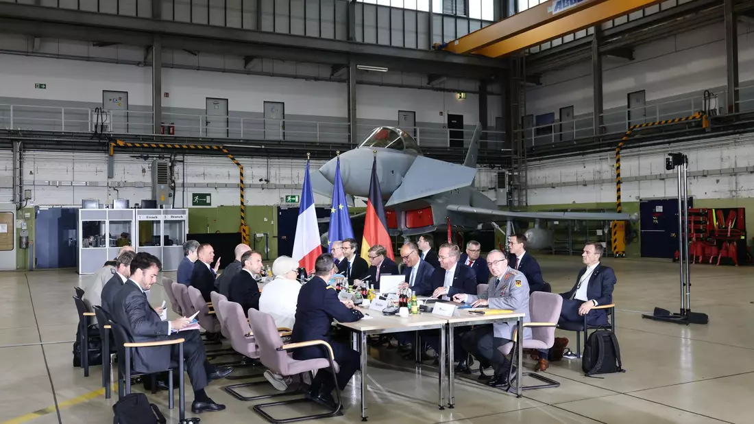 In einer Wartungshalle auf dem Militärflugplatz Nörvenich tagt der deutsch-französische Verteidigungs- und Sicherheitsrat.  - Bild: Rolf Vennenbernd/dpa