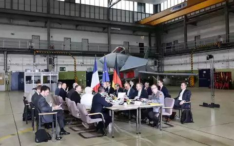 In einer Wartungshalle auf dem Militärflugplatz Nörvenich tagt der deutsch-französische Verteidigungs- und Sicherheitsrat.  - Foto: Rolf Vennenbernd/dpa