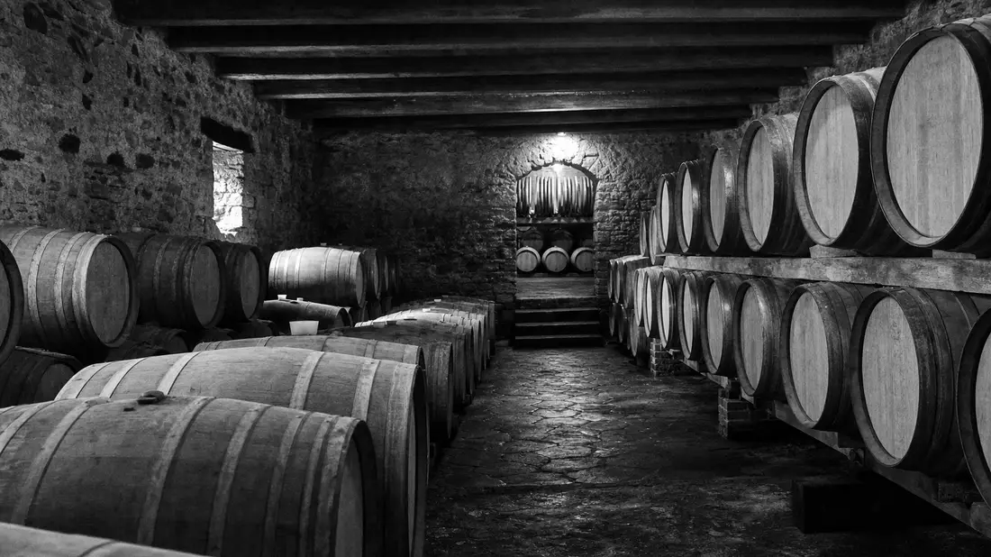 Schwarzweiß-Dokumentarfoto eines Fasskellers, Pernod Ricard S.A. FR0000120693 Branche