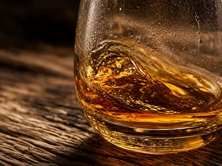 Makroaufnahme bernsteinfarbener Flüssigkeit im Glas illustriert das Kerngeschäft von Pernod Ricard S.A. FR0000120693 - Foto: THN