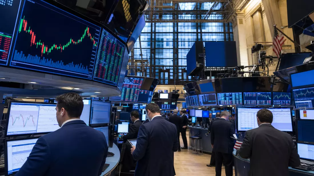 Trading-Floor mit großen Bildschirmen und Kursdiagrammen, Händler in Anzügen im Hintergrund