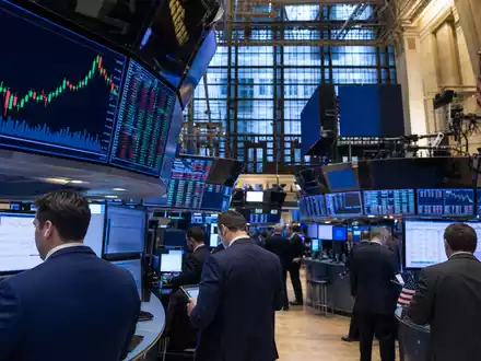 Börsen-Editorial-Foto zeigt Trading-Floor mit Kursdiagrammen der Rüstungsbranche, relevant für L3Harris Technologies, ISIN US5024311095, NYSE-Umfeld - Foto: THN