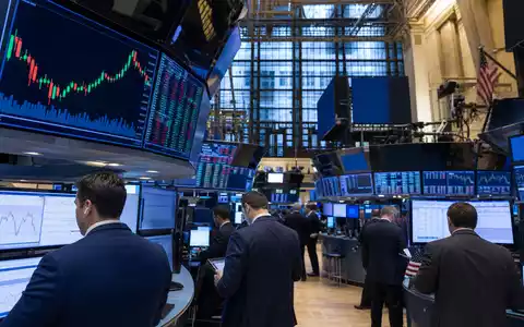 Börsen-Editorial-Foto zeigt Trading-Floor mit Kursdiagrammen der Rüstungsbranche, relevant für L3Harris Technologies, ISIN US5024311095, NYSE-Umfeld - Foto: THN