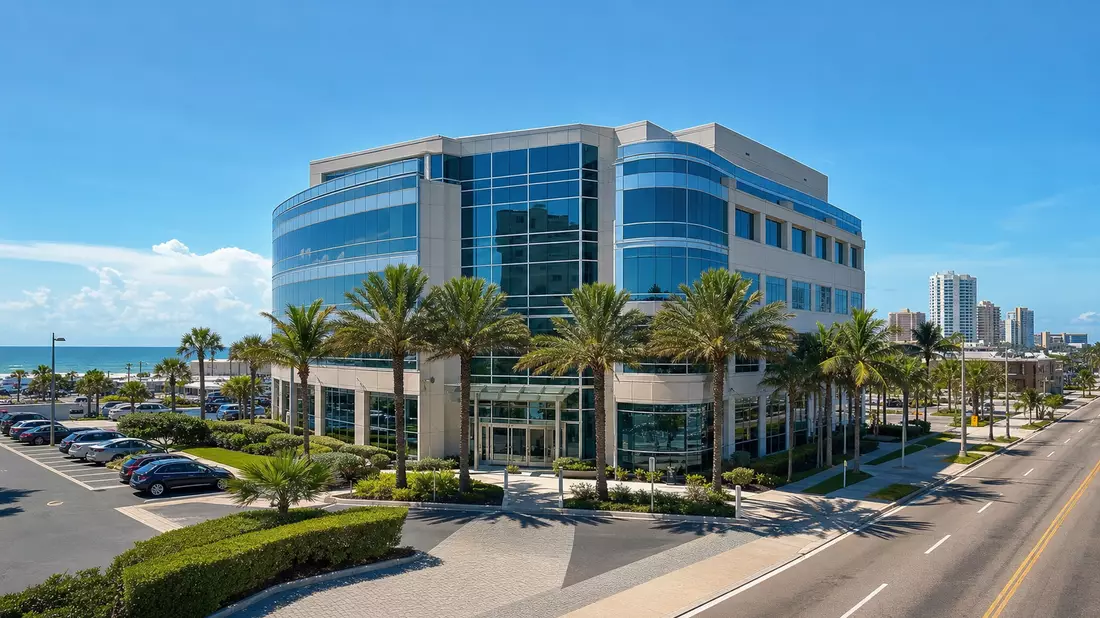 Modernes Versicherungsmakler-Bürogebäude in Daytona Beach mit Palmen
