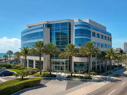 Brown & Brown Inc. Firmensitz in Daytona Beach als fotorealistisches Bürogebäude mit Palmen US1156371007 - Foto: THN