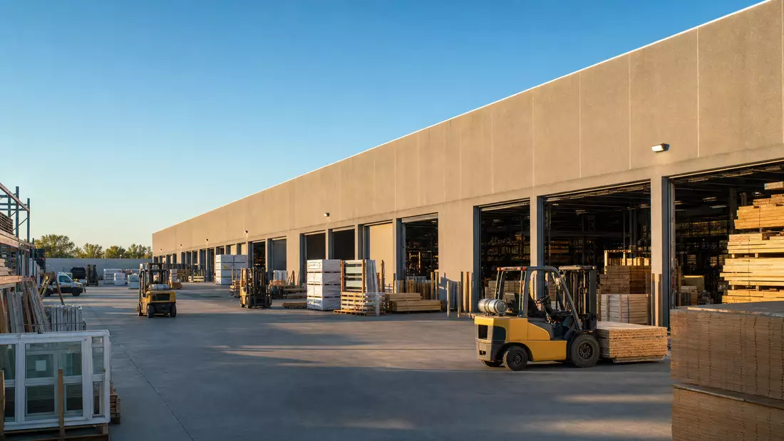 Fotorealistisches Baustoffzentrum mit Holzstapeln und Gabelstaplern, Irving TX