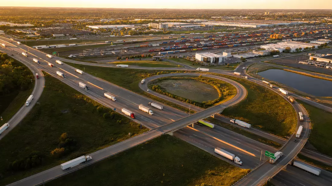 Luftaufnahme Autobahnkreuz mit Frachtlastwagen, Midwest USA
