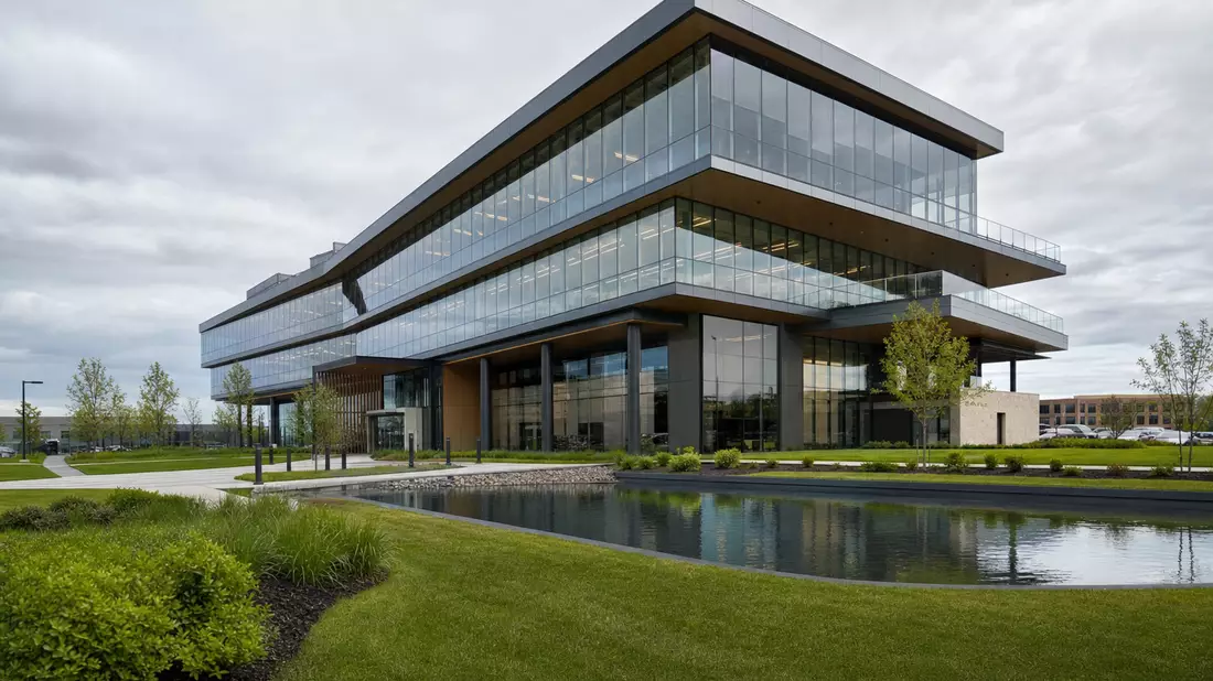 CGI-Render modernes Logistikzentrum Glasfassade mit Teich