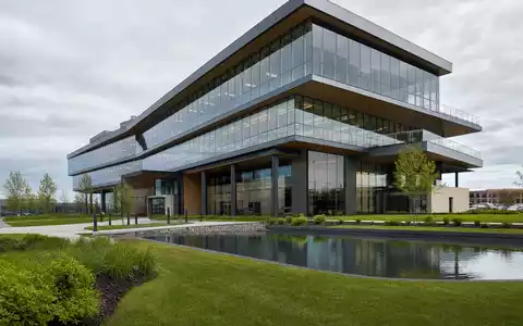 C.H. Robinson Worldwide US12468P1049 modernes Logistikzentrum als Architektur-Render mit Glasfassade und Reflecting Pool - Foto: THN