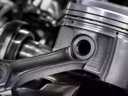 General Motors zeigt Motorkolben und Pleuelstange in einer extremen Makro Detailaufnahme metallischer Oberflächen, ISIN US37045V1008 - Foto: THN