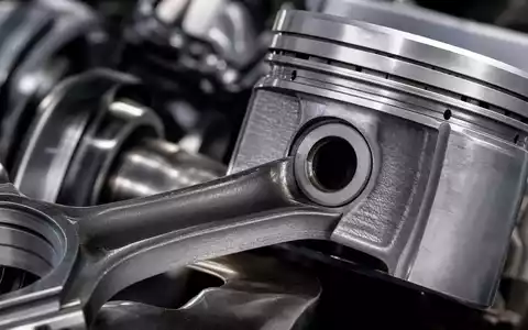 General Motors zeigt Motorkolben und Pleuelstange in einer extremen Makro Detailaufnahme metallischer Oberflächen, ISIN US37045V1008 - Foto: THN
