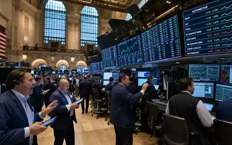 General Motors Aktie wird am NYSE Handelssaal gehandelt, Automobilsektor Kurscharts auf Bildschirmen, ISIN US37045V1008 - Foto: THN