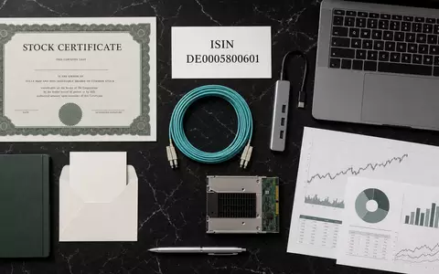 GFT Technologies DE0005800601 Flatlay mit Aktienzertifikat und ISIN Karte sowie IT Hardware auf Marmor - Foto: THN