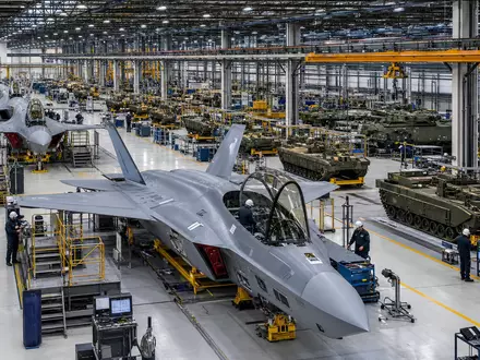 General Dynamics US3695501086 Rüstungskonzern zeigt hochmoderne Fertigungshalle mit Kampfjets und gepanzerten Fahrzeugen - Foto: THN