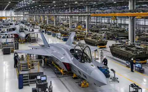 General Dynamics US3695501086 Rüstungskonzern zeigt hochmoderne Fertigungshalle mit Kampfjets und gepanzerten Fahrzeugen - Foto: THN