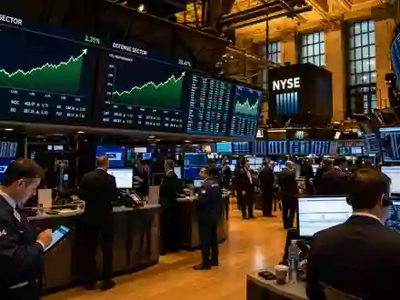 General Dynamics US3695501086 Rüstungsaktie auf NYSE Trading-Floor mit steigenden Defense-Sector-Charts und Händlern - Foto: THN