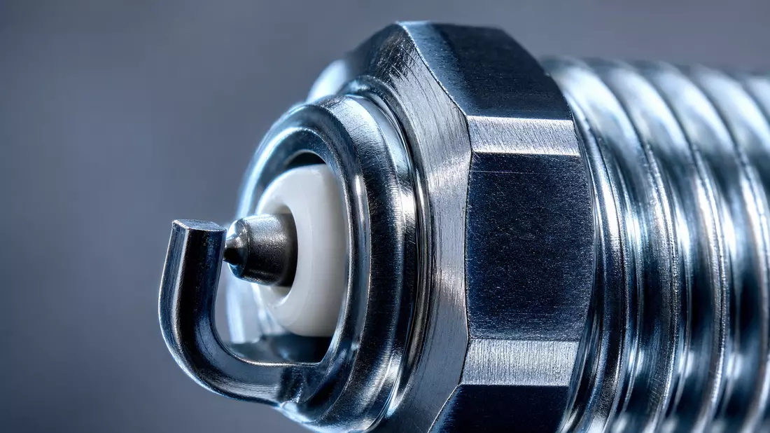 Extreme Makro-Detailaufnahme einer Stahlzündkerze aus dem Kernsortiment von Genuine Parts Company