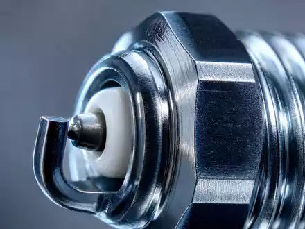 Genuine Parts Company Makroaufnahme einer Zündkerze zeigt Metalldetails des Kernsortiments, ISIN US3724601055 - Foto: THN