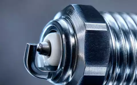 Genuine Parts Company Makroaufnahme einer Zündkerze zeigt Metalldetails des Kernsortiments, ISIN US3724601055 - Foto: THN