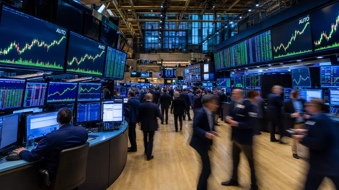 NYSE-Handelsparkett mit AUTO-Sektor-Charts auf Monitoren für Genuine Parts Company Aktie