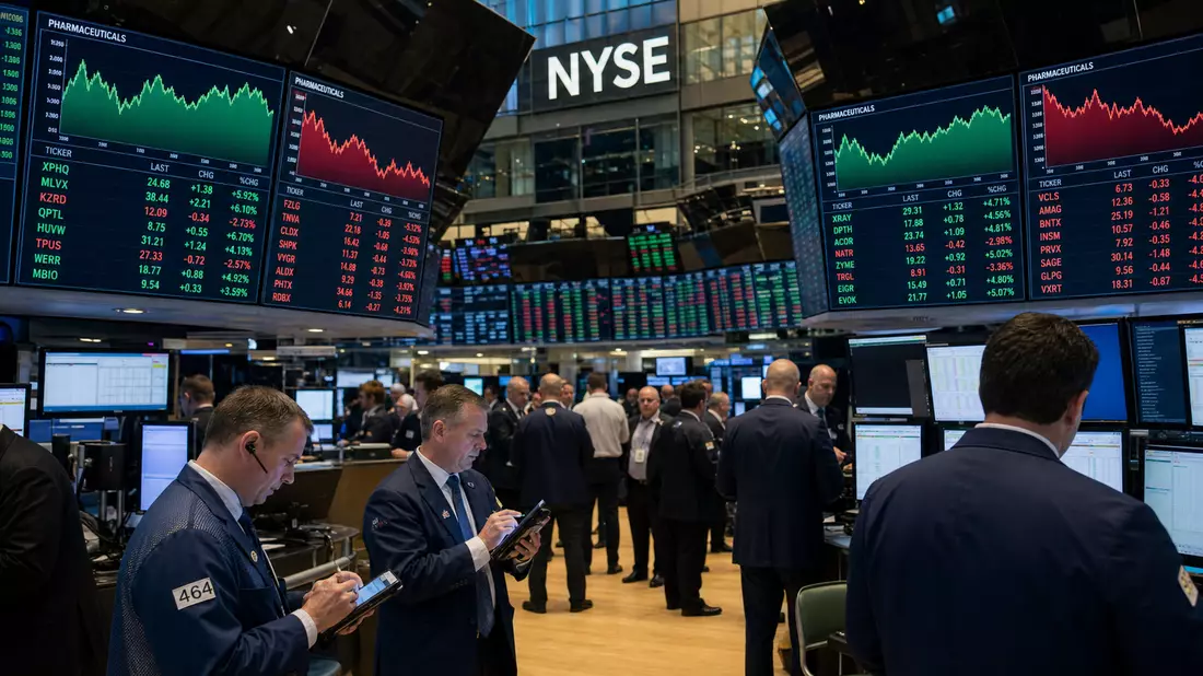 NYSE-Handelsraum mit Händlern und großen Pharma-Aktienkurs-Bildschirmen