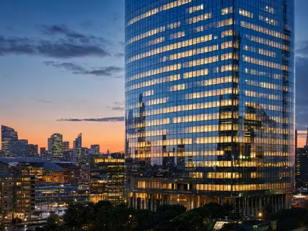 Fotorealistisches Bild der Société Générale S.A. (FR0000130809) zeigt moderne Bankfiliale mit gläsernen Fassaden am Abend - Foto: THN