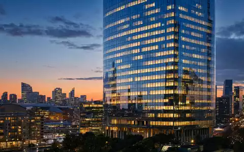 Fotorealistisches Bild der Société Générale S.A. (FR0000130809) zeigt moderne Bankfiliale mit gläsernen Fassaden am Abend - Foto: THN