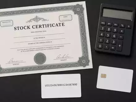 Flatlay-Arrangement zu Société Générale S.A. (FR0000130809) zeigt Aktienzertifikat, ISIN-Karte und typische Finanz-Utensilien übersichtlich arrangiert - Foto: THN