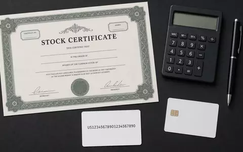 Flatlay-Arrangement zu Société Générale S.A. (FR0000130809) zeigt Aktienzertifikat, ISIN-Karte und typische Finanz-Utensilien übersichtlich arrangiert - Foto: THN