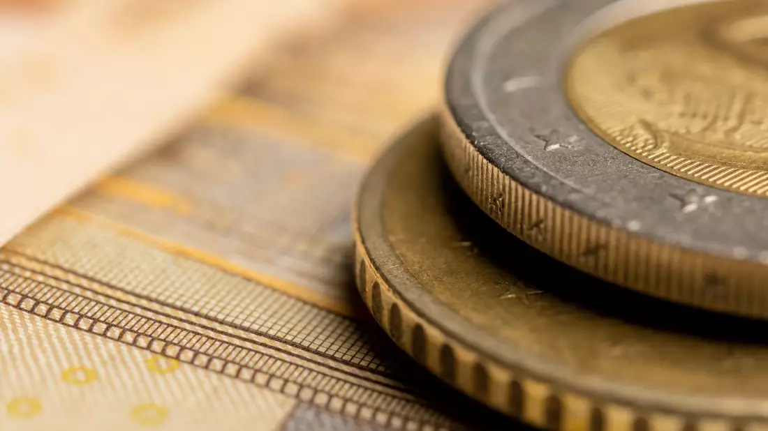 Makroaufnahme von Euro-Münzen und Banknoten mit feiner Textur
