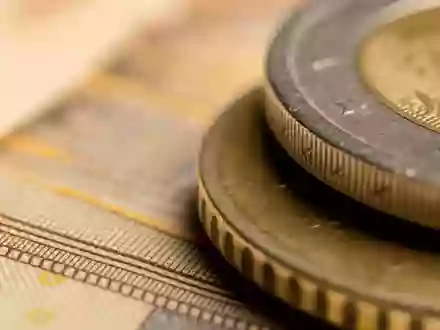 Makroaufnahme thematisch zu SociĂ©tĂ© GĂ©nĂ©rale S.A. (FR0000130809) zeigt Nahaufnahme von Euro-MĂŒnzen und Banknoten-Textur - Foto: THN