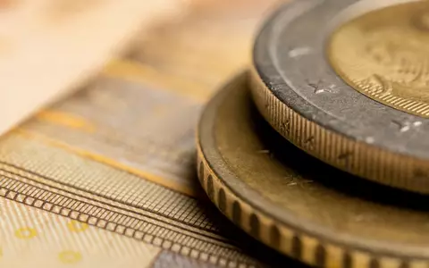 Makroaufnahme thematisch zu Société Générale S.A. (FR0000130809) zeigt Nahaufnahme von Euro-Münzen und Banknoten-Textur - Foto: THN