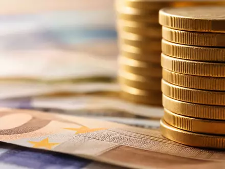 Makroaufnahme von Münzen und Banknoten steht sinnbildlich für Crédit Agricole S.A. FR0000045072 und deren Kreditgeschäft - Foto: THN