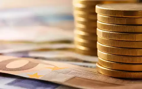 Makroaufnahme von Münzen und Banknoten steht sinnbildlich für Crédit Agricole S.A. FR0000045072 und deren Kreditgeschäft - Foto: THN