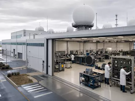 Fotorealistische Aufnahme einer Luft- und Verteidigungselektronik-Anlage zeigt Thales S.A. FR0000121329 als führenden Technologiekonzern - Foto: THN