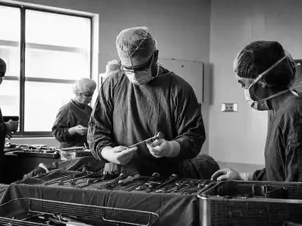 Smith & Nephew plc (ISIN GB0009223206) liefert Instrumente für Operationssäle, dokumentiert als authentische Schwarzweiß-Reportage - Foto: THN