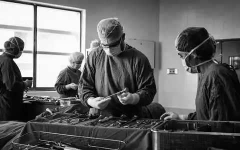 Smith & Nephew plc (ISIN GB0009223206) liefert Instrumente fĂŒr OperationssĂ€le, dokumentiert als authentische SchwarzweiĂ-Reportage - Foto: THN