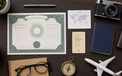 InterContinental Hotels Group PLC (GB00BHJYC057) verbindet Kapitalmarkt und Reisebranche, symbolisiert durch dieses Flatlay-Arrangement - Foto: THN
