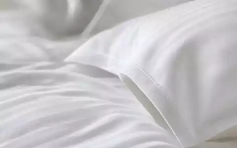 InterContinental Hotels Group PLC (GB00BHJYC057) steht für hochwertige Ausstattung, gezeigt in dieser Makroaufnahme feiner Bettwäsche - Foto: THN