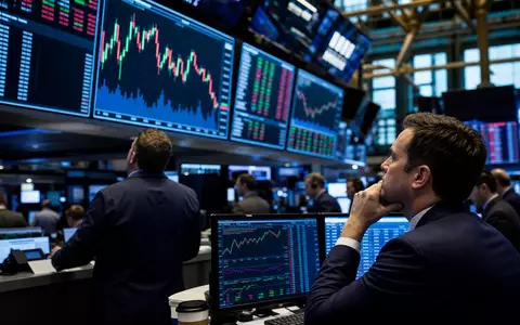 Informa plc (ISIN GB00BMJ6DW54) zeigt ein Börsen-Editorial mit Trading-Floor und generischen Charts des Mediensektors - Foto: THN