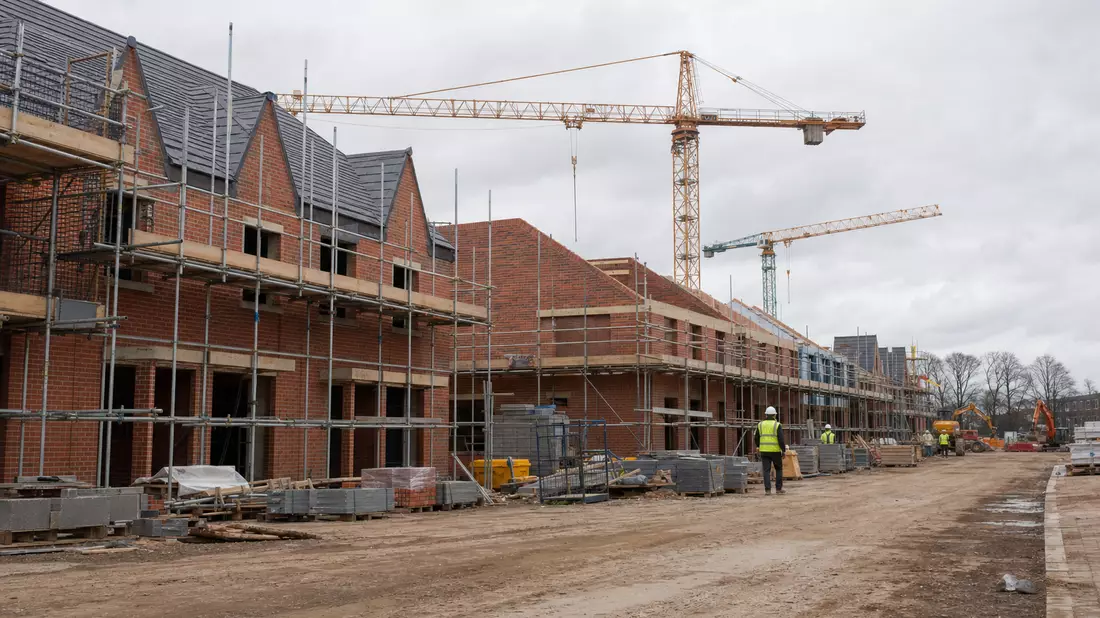 Fotorealistische Baustelle mit Kränen und Wohnhäusern in England