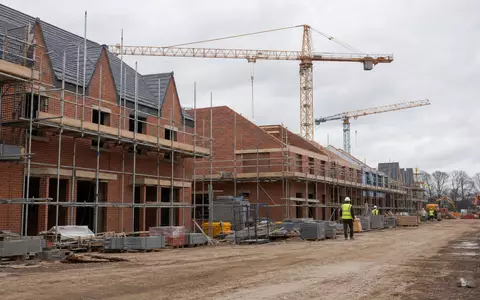 Vistry Group PLC GB0009692319 zeigt fotorealistische Baustelle mit Kränen für neue Wohnhäuser England - Foto: THN