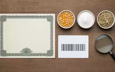 Tate & Lyle PLC (GB0008707753) Flatlay zeigt Aktienzertifikat, ISIN-Karte und typische Zutaten der Lebensmittelbranche - Foto: THN