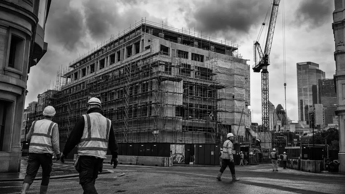 Schwarzweißfoto einer Baustelle mit Bürofassaden im Zentrum Londons