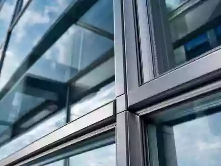 Makroaufnahme von Glasfassade und Stahlstruktur zeigt Baumaterial-Details der Derwent London plc GB0002652740 Gebäude - Foto: THN