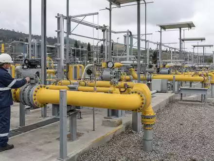 Italgas S.p.A. (IT0005211237) betreibt Gasnetze; Techniker prĂŒft realistisch dargestellte Druckregelstation mit gelben Rohrleitungen - Foto: THN