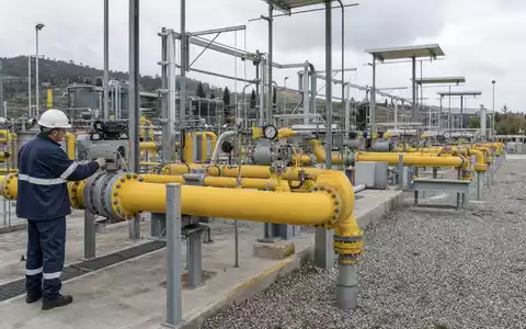 Italgas S.p.A. (IT0005211237) betreibt Gasnetze; Techniker prüft realistisch dargestellte Druckregelstation mit gelben Rohrleitungen - Foto: THN