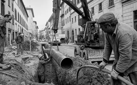 Schwarzweiß-Reportage zeigt Rohrverlegung in Italien, passend zu Italgas S.p.A. (IT0005211237) und dessen Gasnetzausbau in Städten - Foto: THN