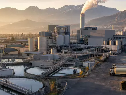 Fotorealistische Industrieanlage symbolisiert Hera S.p.A. mit ISIN IT0000062825 im italienischen Multi-Utility-Sektor bei Sonnenaufgang eindrucksvoll - Foto: THN